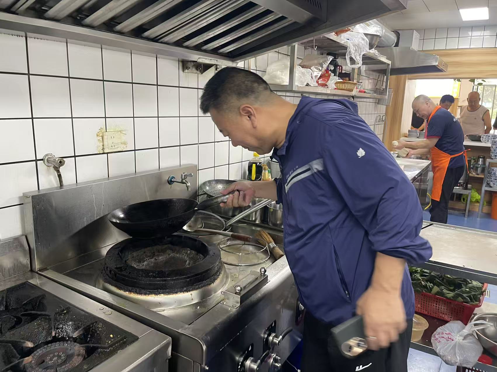 街道五羊社區聯合檢查久和商務樓餐飲燃氣安全.jpg