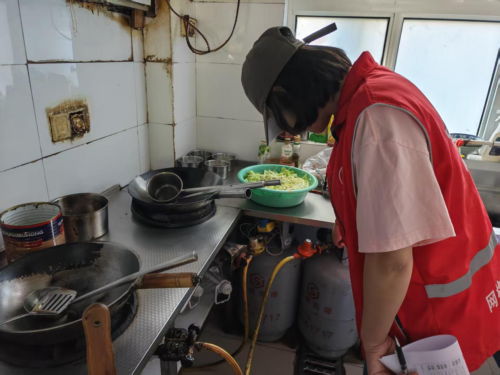 興圩社區開展小餐飲安全檢查.jpg